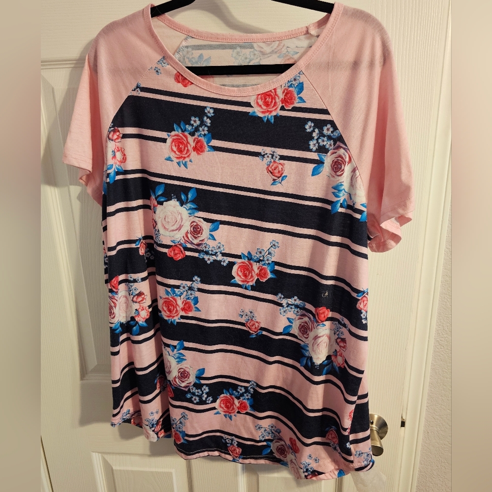 Chic Floral and Stripe Short Sleeve Tee in Pink and Navy